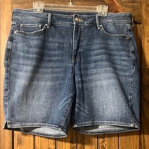 Women’s NYDJ liftxtuck technology Jean shorts, size 16W